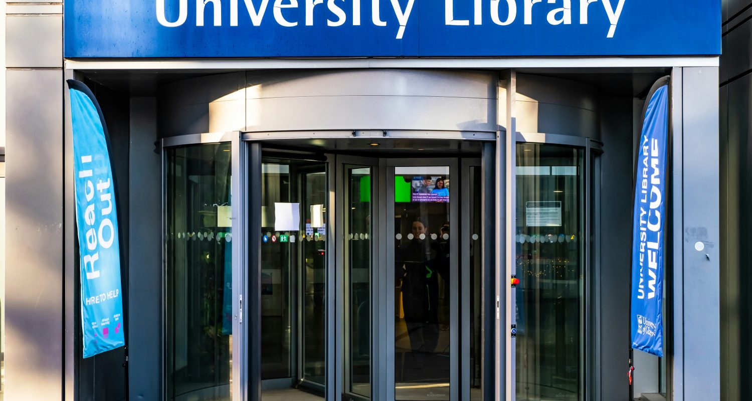 En säkershetskarusell/sluss som ingång till en universitetsbibliotek